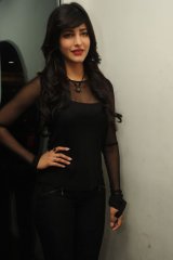 Shruthi Hassan at Yevadu App launch